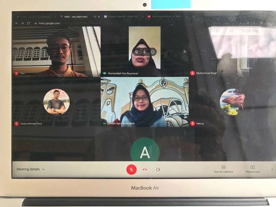 Layanan konsultasi online dengan tim ahli dan profesional untuk pengembangan diri, psikologi, karir, dan lainnya.