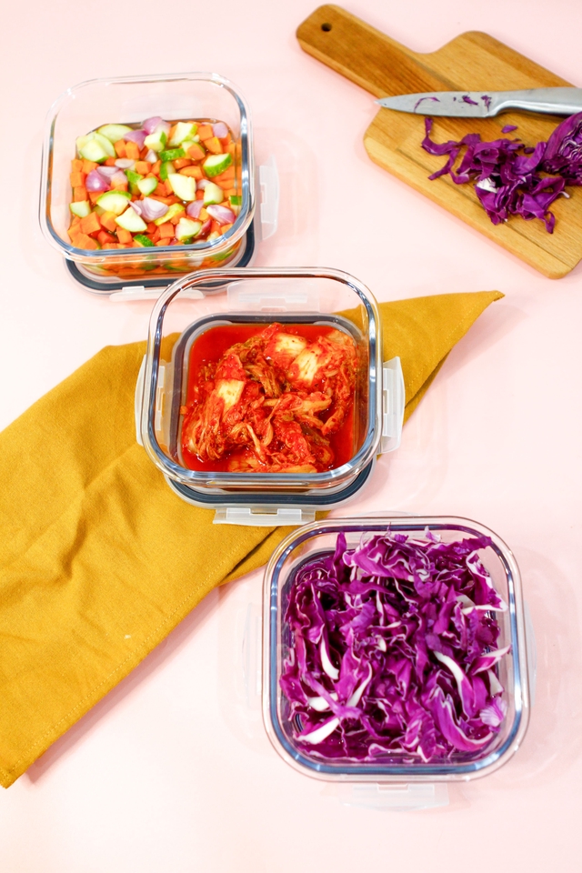 Jasa fotografi makanan dengan berbagai macam menu, termasuk makanan Korea seperti kimchi.