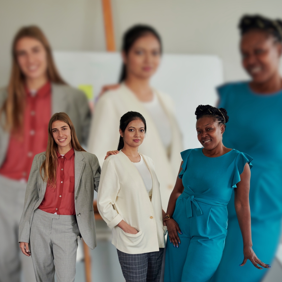 Jasa edit foto profesional, hapus background, ganti background, edit foto pernikahan, edit foto prewedding, edit foto wisuda, edit foto produk.