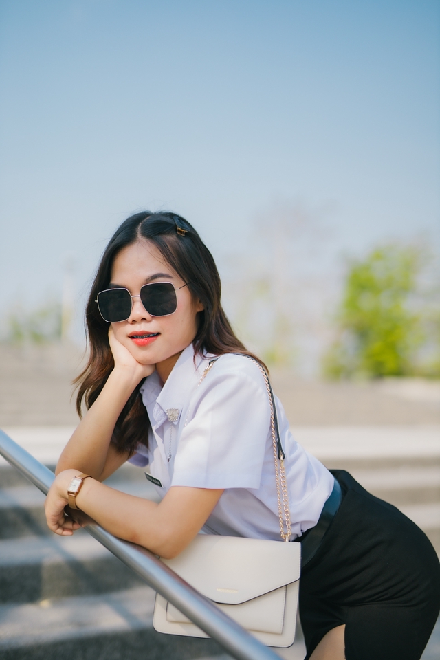 ช่างภาพหญิงสวย ถ่ายภาพพอร์ตเทรต แคนดิด ในสไตล์แฟชั่น  รับถ่ายภาพ  ช่างถ่ายรูป freelance  รับถ่ายรูป  ช่างภาพ  ตากล้อง  งานพอร์ต