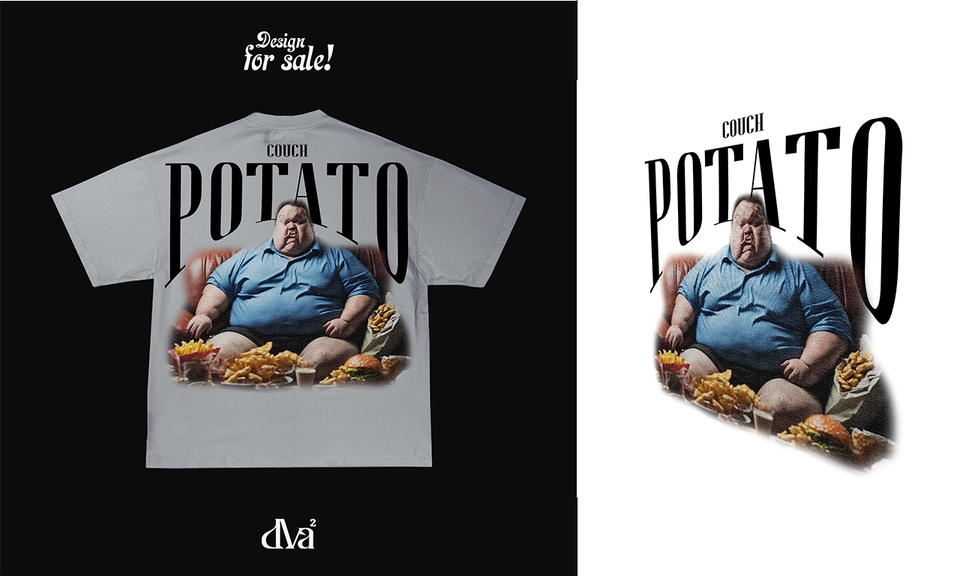 Desain kaos distro keren dengan model pria berbaju biru duduk di sofa dan memegang makanan, desain kaos unik dan menarik.