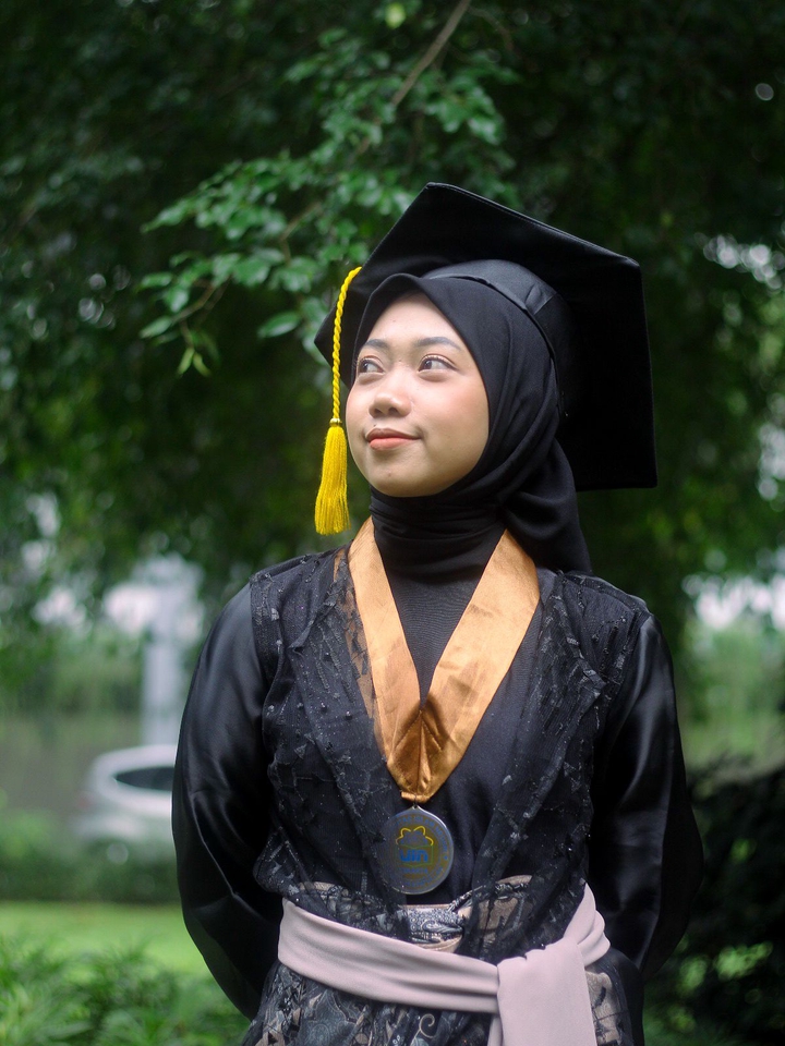 Jasa fotografi wisuda wanita berhijab dengan toga dan medali, fotografer wisuda profesional, harga jasa fotografer wisuda di Jakarta.