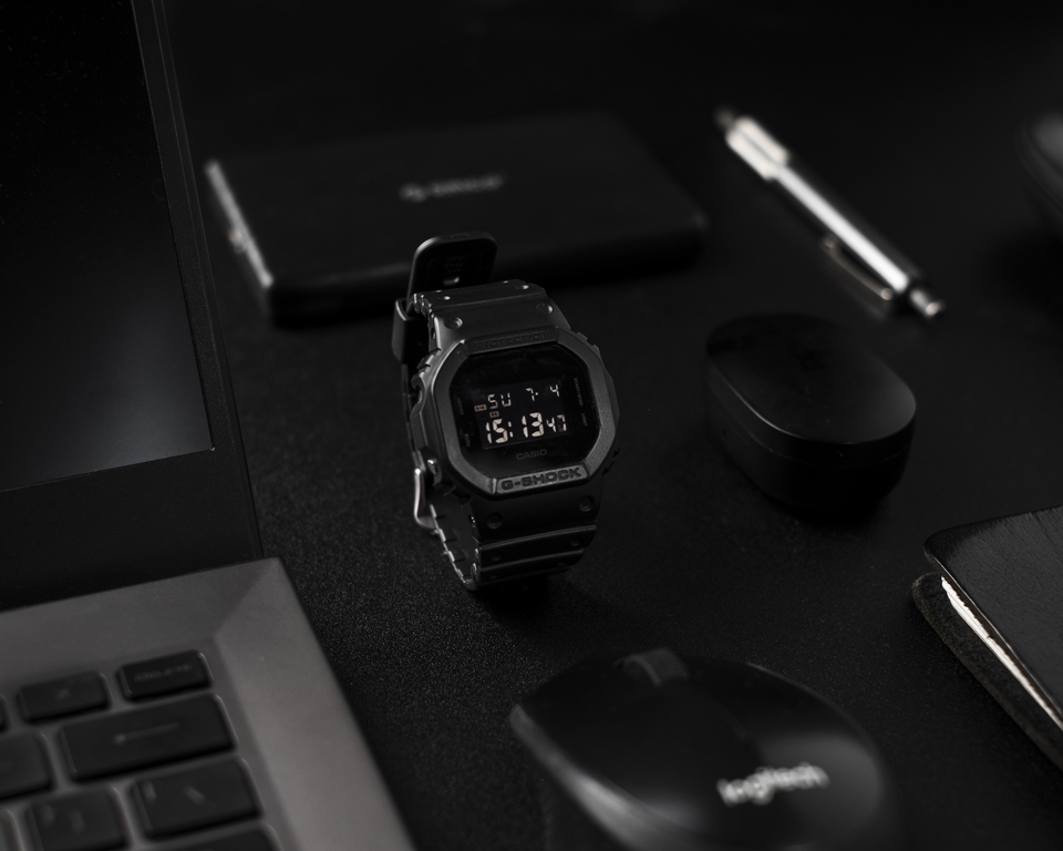 Jasa Fotografi Produk Black and White dengan Arloji G-Shock
