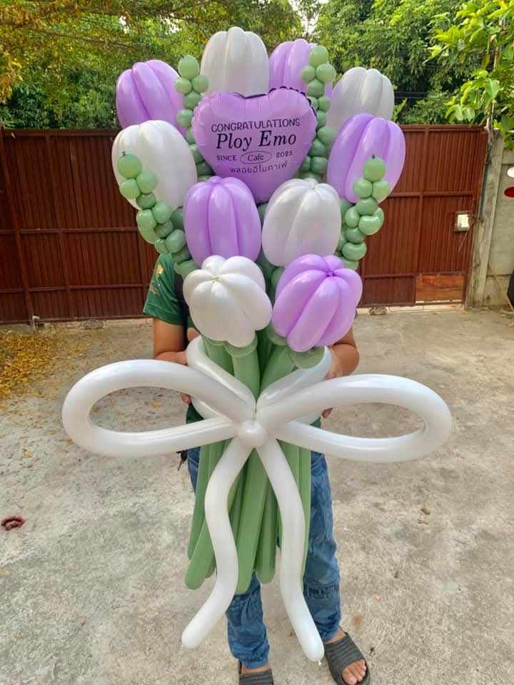 ช่อดอกไม้บอลลูนสีม่วงและสีขาวสำหรับแสดงความยินดี