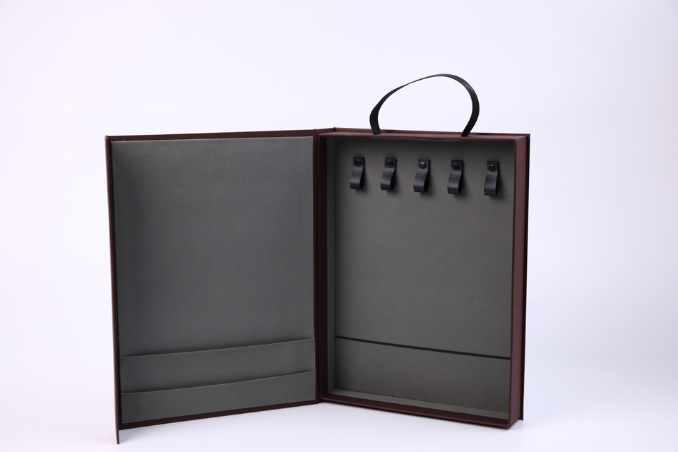 ออกแบบบรรจุภัณฑ์ กล่องใส่เครื่องประดับ รับออกแบบ packaging