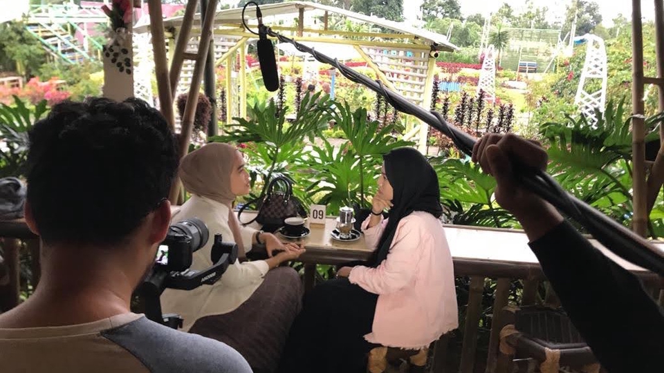 Jasa pembuatan video company profile untuk bisnis Anda, dengan tim profesional dan peralatan berkualitas tinggi.