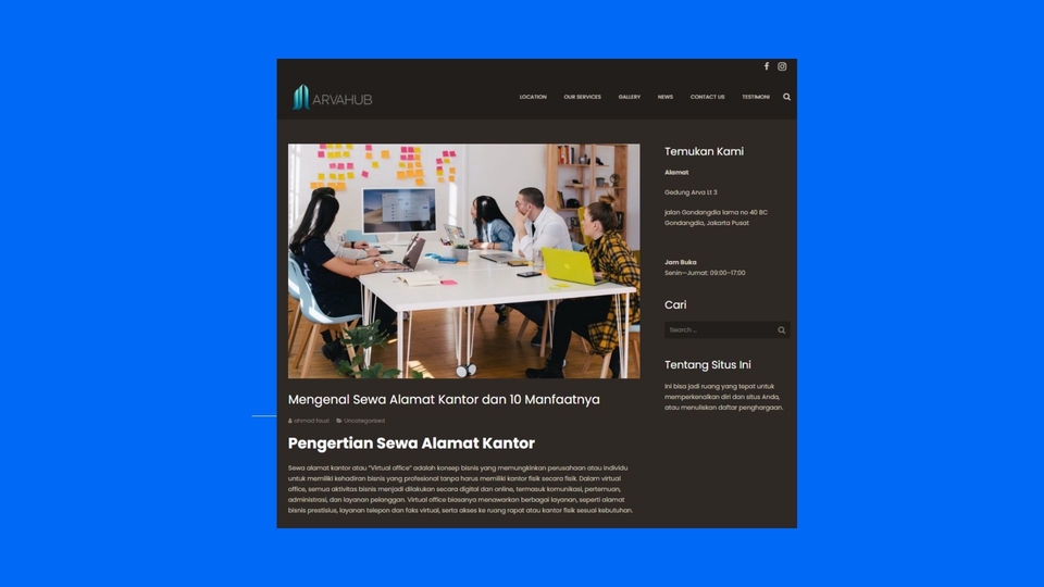 Jasa penulis konten profesional bekerja di kantor bersama untuk mengerjakan proyek penulisan freelance.