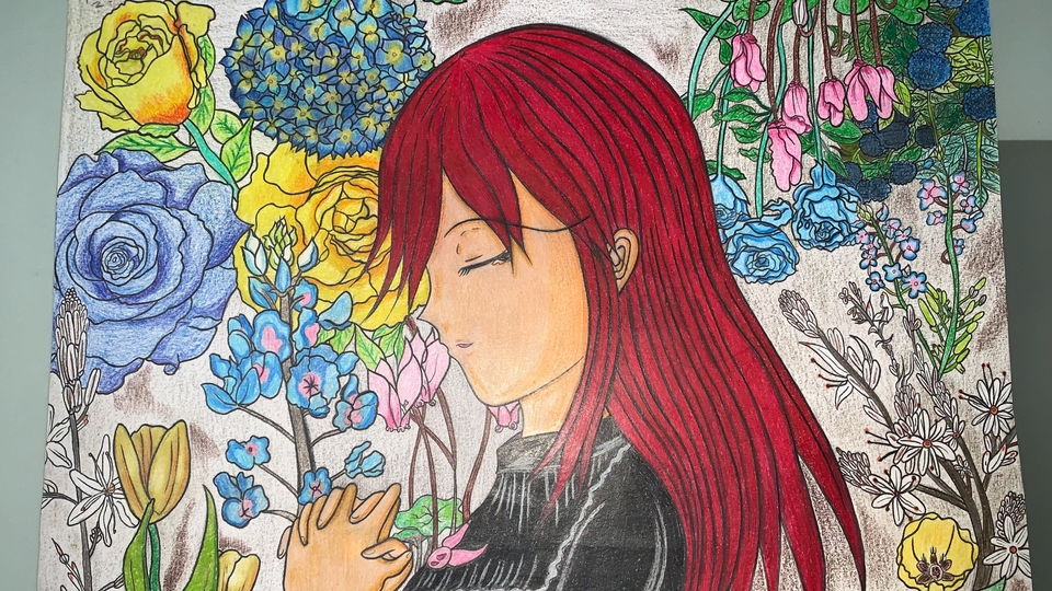 รับออกแบบตัวละคร: รูปภาพวาดตัวการ์ตูนหญิงสาวผมสีแดงสดใส พร้อมดอกไม้หลากสีสันมากมาย น่ารักสไตล์อนิเมะ