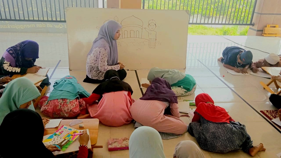 Guru dan siswa belajar online di kelas bimbel online untuk meningkatkan kemampuan bahasa inggris.