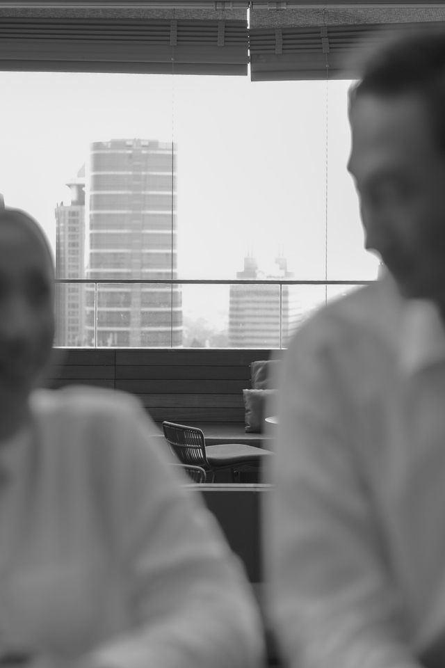 Jasa fotografi profesional di Jakarta dengan background gedung pencakar langit untuk foto prewedding, foto wisuda, atau foto produk.