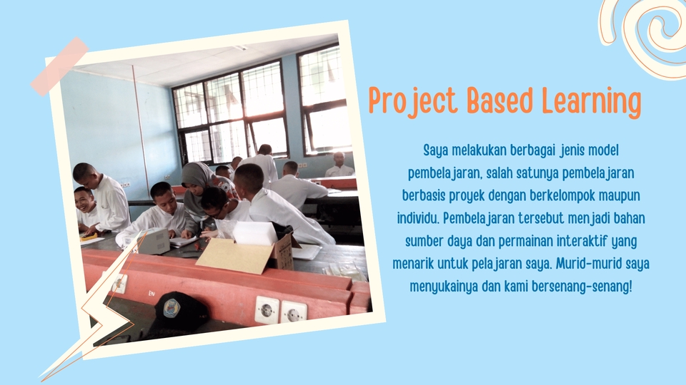 Guru dan murid belajar bersama dengan metode Project Based Learning untuk menyelesaikan proyek di kelas.