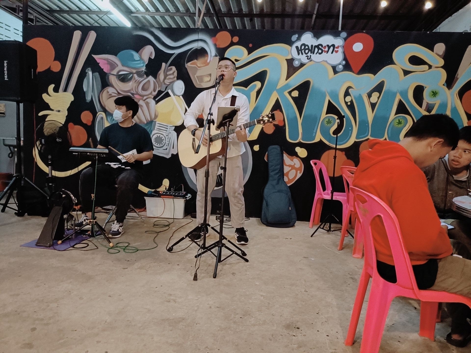 วงดนตรีแจ๊ส บรรเลงเพลง ในงานเลี้ยง