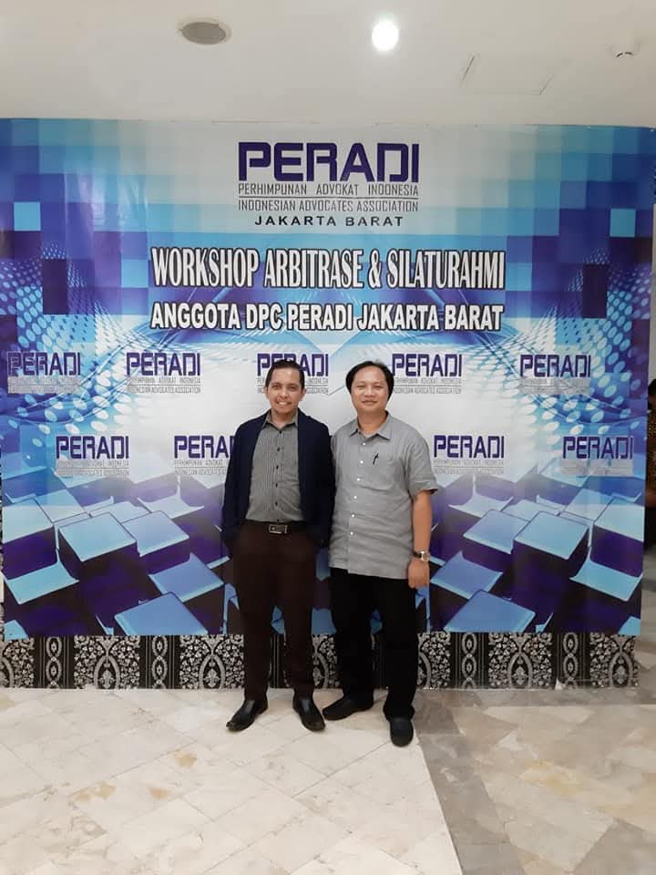 Dua pengacara dari PERADI Jakarta Barat dalam acara Workshop Arbitrase dan Silaturahmi