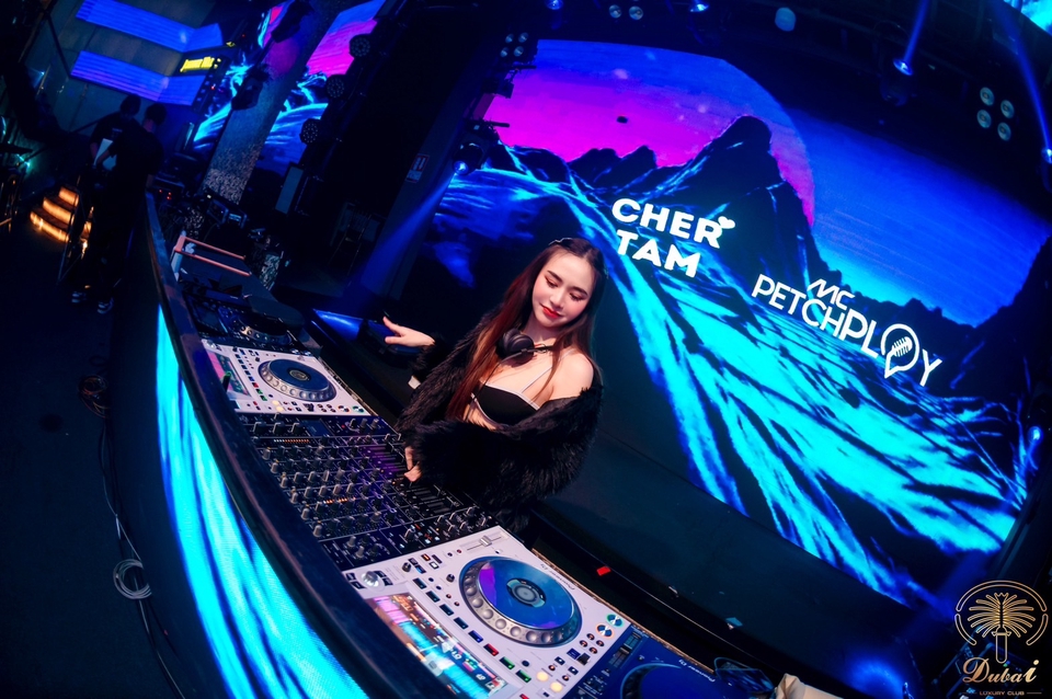 ดีเจหญิงสวยเปิดแผ่นในงานปาร์ตี้ dj เปิดแผ่น จ้างดีเจ จ้าง dj ดีเจหญิง