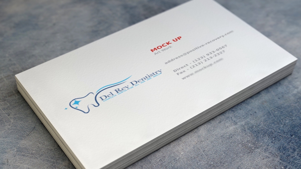 Desain logo untuk klinik gigi Del Rey Dentistry, menampilkan mock up kartu nama dengan desain minimalis dan modern.