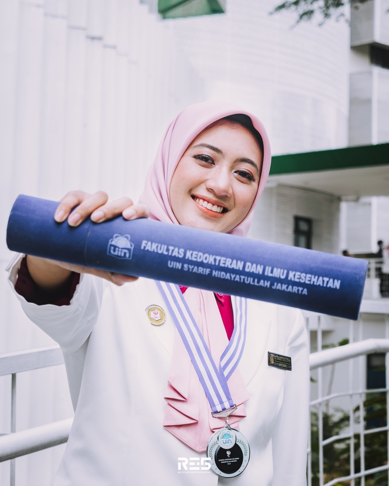 Fotografi - FOTO WISUDA/GRADUATION PERSONAL DI TEMPAT (OUTDOOR) JABODETABEK - 9