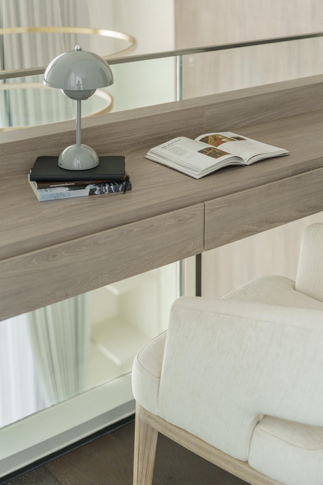 รับออกแบบตกแต่งภายในห้องทำงานสวยหรู มีโต๊ะทำงาน เก้าอี้ และโคมไฟ