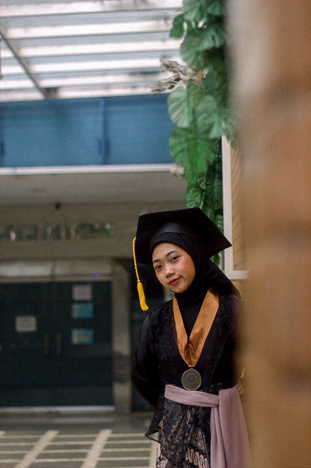 Jasa Fotografi Wisuda dengan latar belakang indoor di gedung kampus