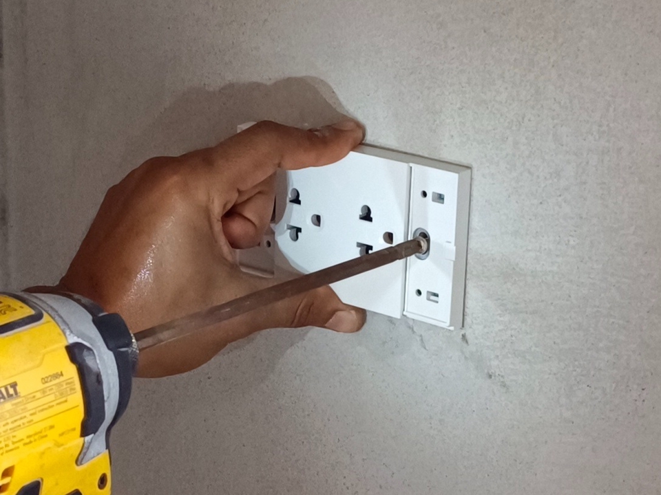 ช่างไฟฟ้าติดตั้งปลั๊กไฟ รับเดินสายไฟภายในบ้าน บริการช่างไฟฟ้า ช่างไฟฟ้ากรุงเทพ