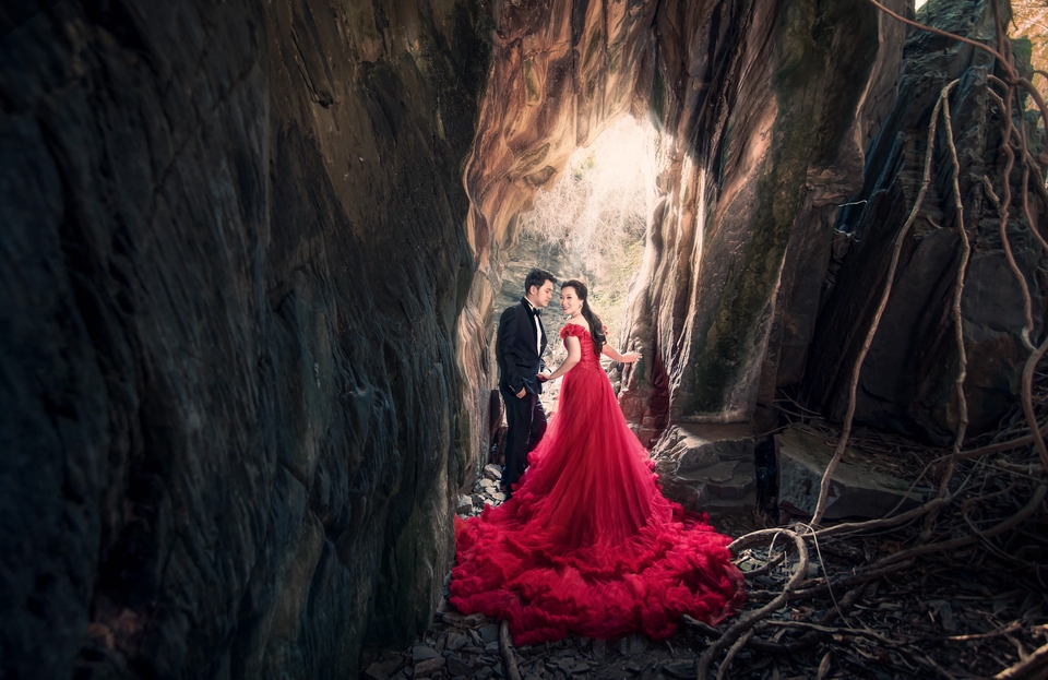 รับตัดต่อภาพแต่งงานสวยๆ บนหินในถ้ำ ปรับแสงและสี แต่งภาพให้ดูสดใส