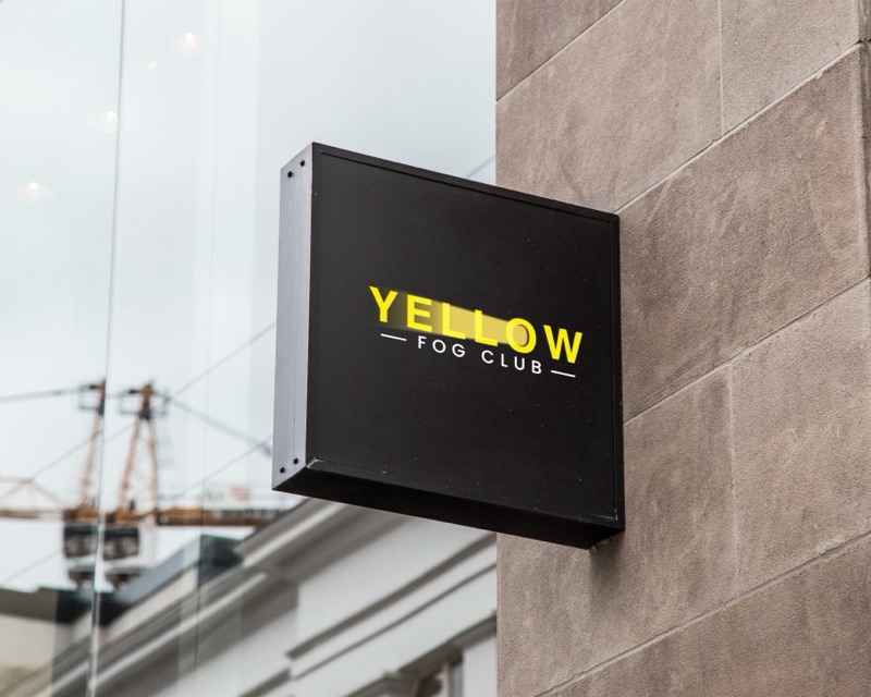 Desain logo kuning dengan tulisan "Yellow Fog Club" untuk logo cafe, restoran, dan tempat makan.