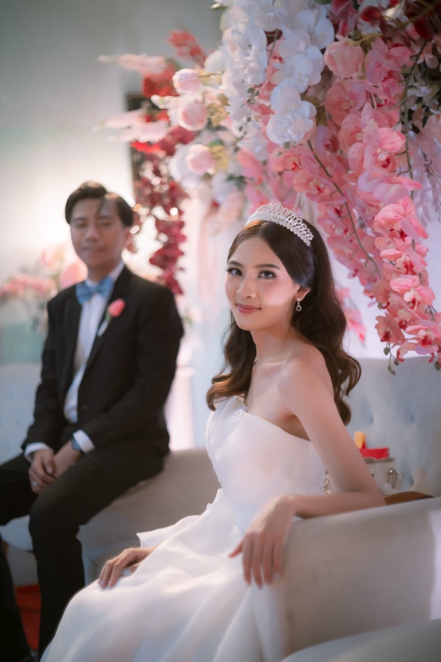Jasa fotografi prewedding untuk pasangan di studio dengan dekorasi bunga dan gaun pengantin