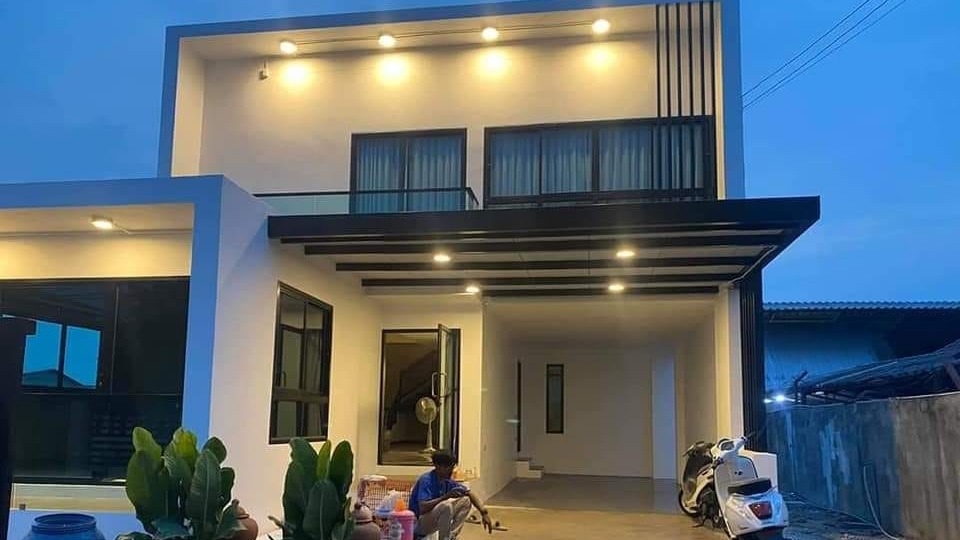 บ้านสองชั้นทันสมัย รับเหมาก่อสร้างคุณภาพสูง ต่อเติมบ้าน รีโนเวท ผู้รับเหมา ช่างรับเหมา