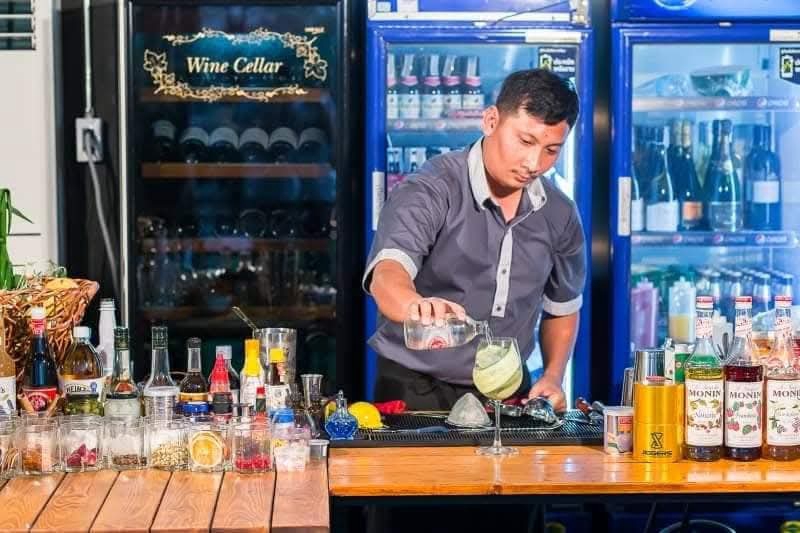 บาร์เทนเดอร์มืออาชีพผสมเครื่องดื่ม