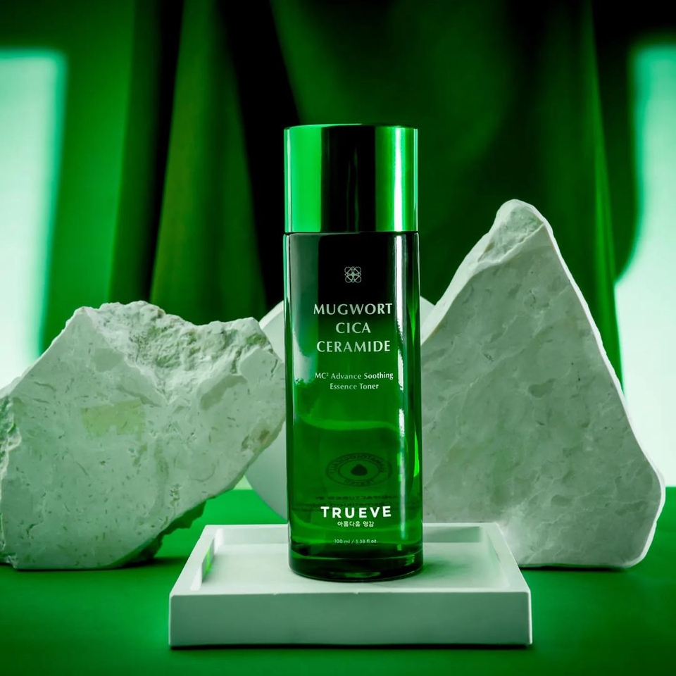 Jasa Foto Produk Kosmetik dengan background putih, Mugwort Cica Ceramide Essence Toner dari Trueve
