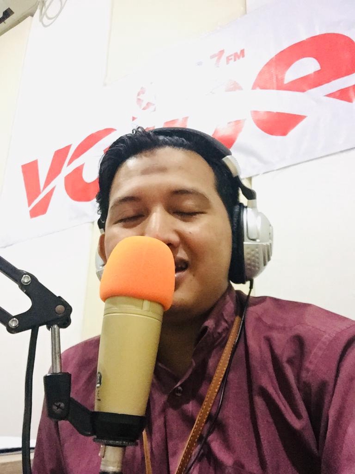 Jasa pengisi suara freelance pria untuk iklan, video, dan dubbing.