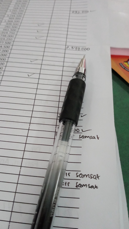 Jasa input data online dengan pena di atas tabel data