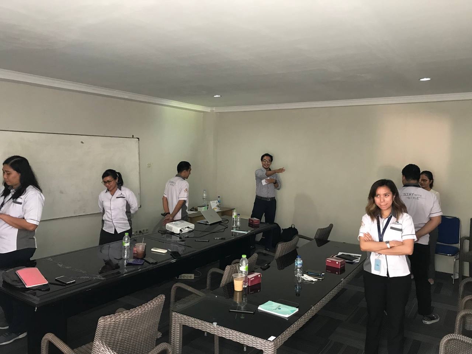 Sebuah grup orang-orang muda duduk di meja rapat untuk melakukan sesi bimbingan karir dan pengembangan diri.