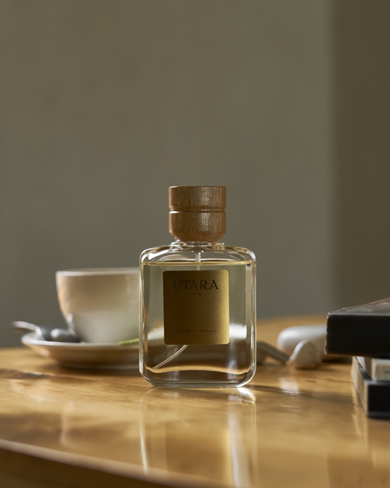 Jasa Fotografi Produk - Foto produk dengan background putih, menampilkan parfum dengan kemasan botol kaca dan tutup kayu. Cocok untuk online shop.