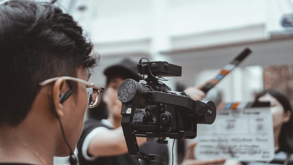 Jasa pembuatan video company profile dengan tim profesional dan peralatan canggih.