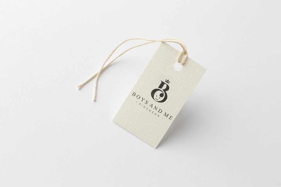 Desain logo unik dengan tagline "Boys and Me" untuk bisnis pakaian anak.