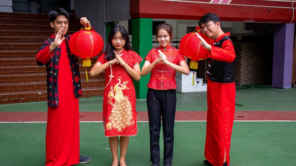 Jasa fotografi pernikahan di studio dengan dekorasi lampion merah dan latar belakang ornamen khas Tiongkok.