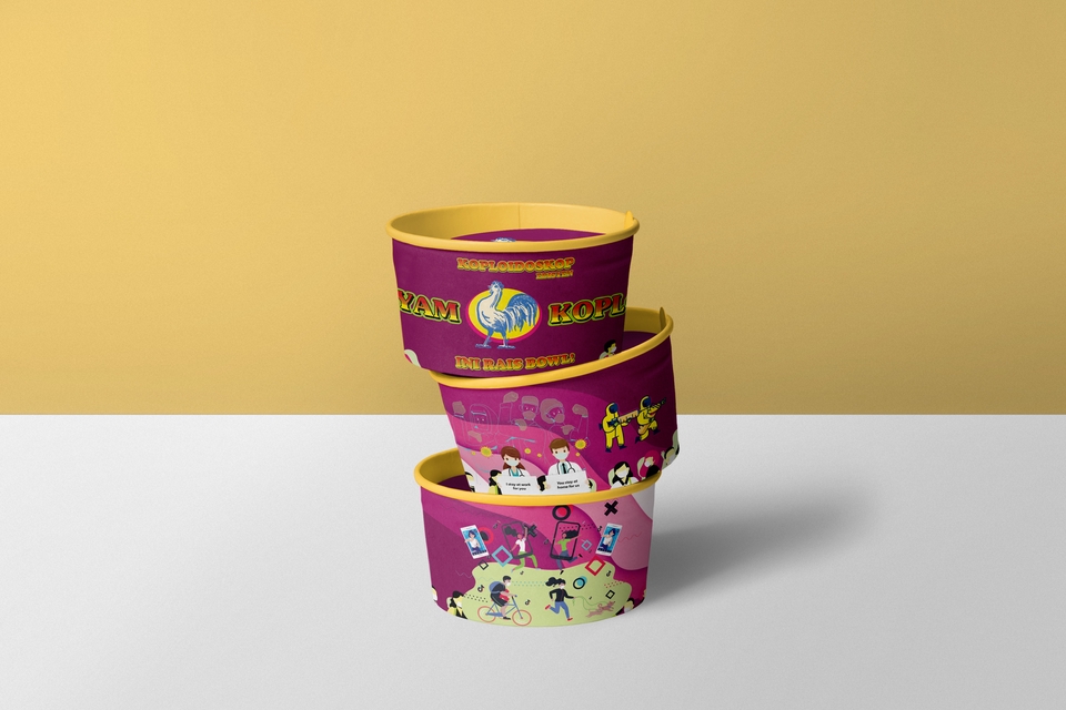 Desain kemasan unik untuk produk makanan dengan label berwarna merah maroon dan gambar ayam