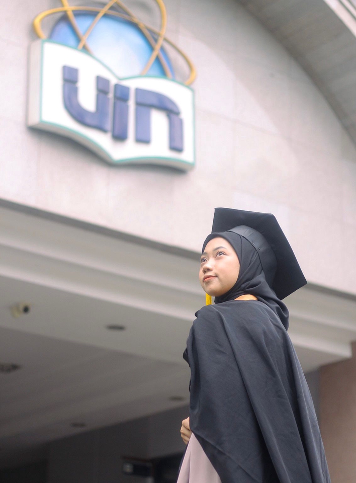 Jasa Fotografi Wisuda di Depan Gedung WIN