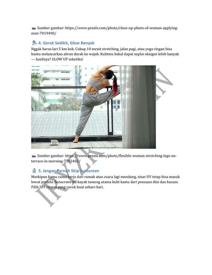 Jasa penulis artikel freelance wanita berpose di teras dengan latar belakang pemandangan.