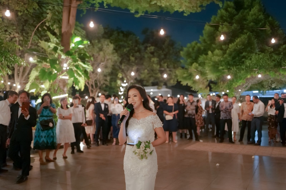 Jasa Fotografi Pernikahan di Outdoor dengan Dekorasi Bunga dan Cahaya Lilin.