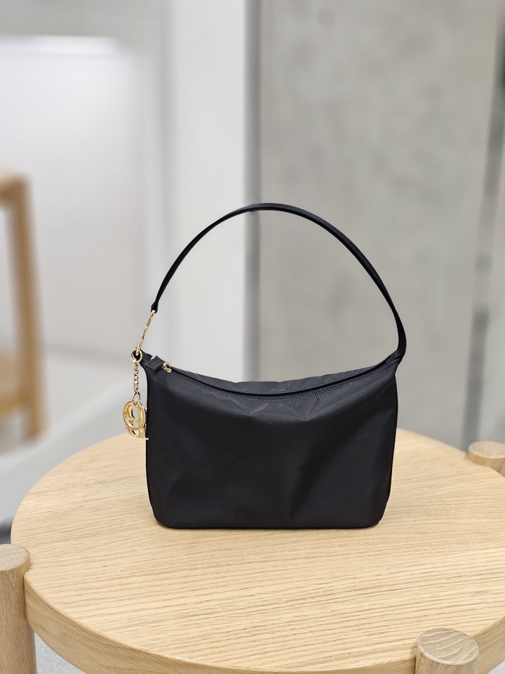 รับผลิตกระเป๋าผ้า โรงงานผลิตกระเป๋า กระเป๋าถือสีดำ OEM กระเป๋า