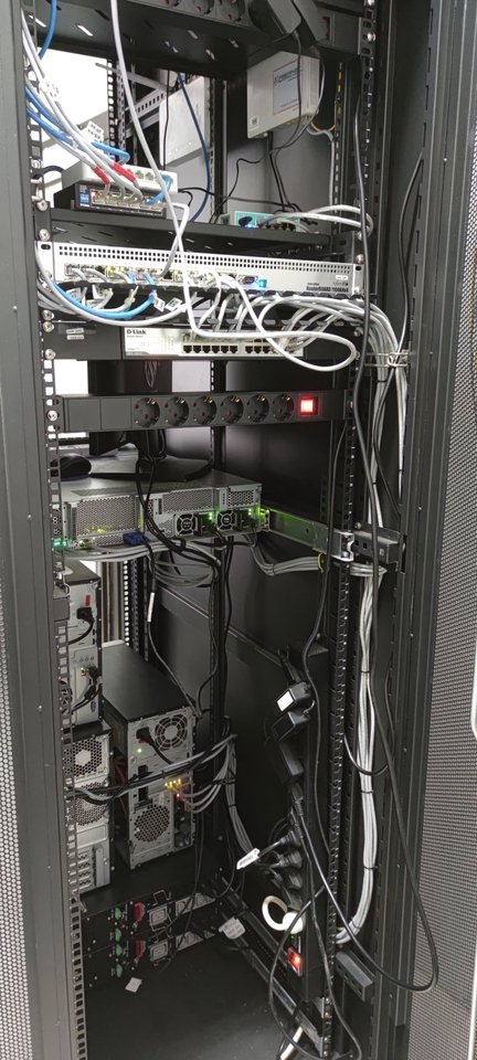 Jasa IT support dan konsultan IT freelance, server rack penuh dengan perangkat dan kabel jaringan, menyediakan layanan instalasi dan maintenance komputer dan jaringan