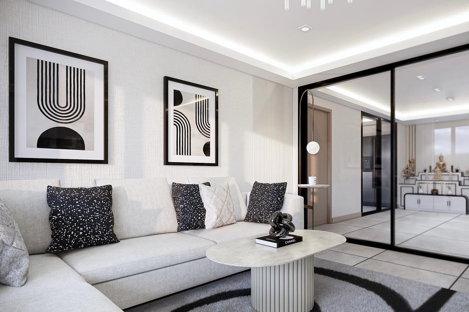 รับออกแบบตกแต่งภายในบ้านหรู สไตล์โมเดิร์น พร้อมโซฟาสีขาว ตกแต่งด้วยรูปภาพศิลปะสีขาวดำ และกระจกเงา