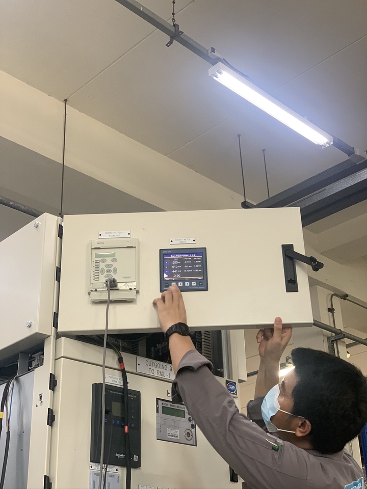 ช่างเทคนิคไฟฟ้า กำลังตรวจสอบระบบไฟฟ้าในตู้ควบคุม