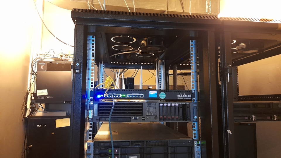 Jasa instalasi jaringan server komputer dengan teknisi IT profesional dan berpengalaman