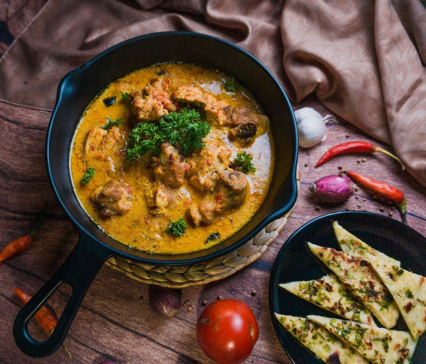 Jasa Fotografi Makanan dengan Curry Ayam dan Nasi dalam Mangkuk