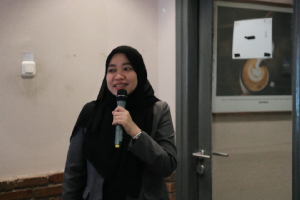 Guru wanita mengenakan hijab sedang memberikan pelatihan bahasa Inggris online.