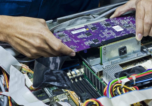 Jasa teknisi komputer panggilan untuk membantu masalah komputer, seperti instal ulang Windows dan perbaikan harddisk.