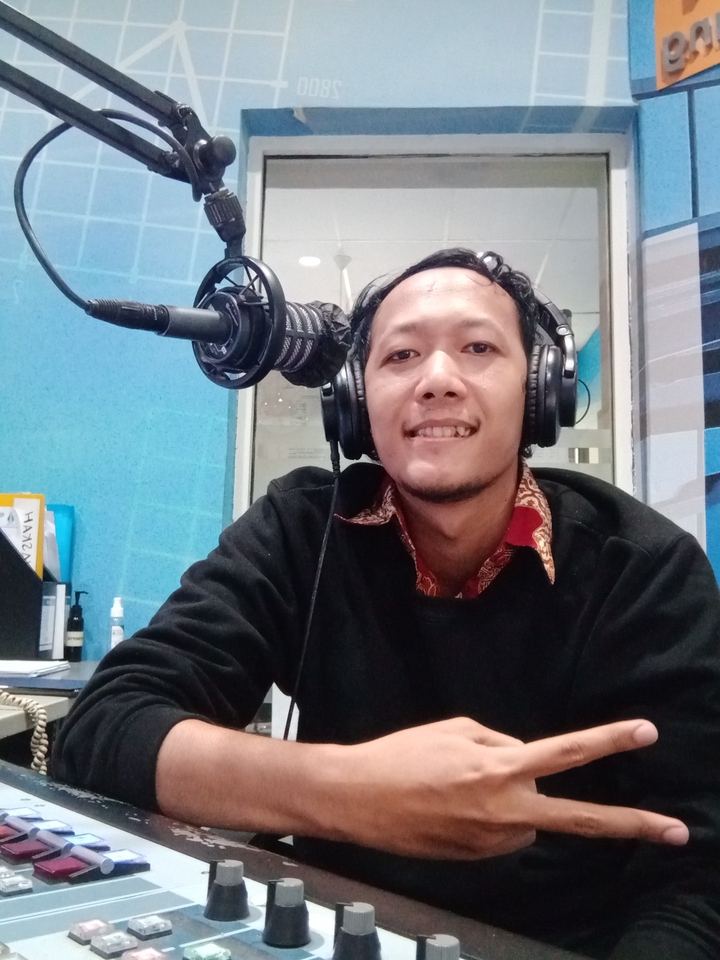 Jasa pengisi suara profesional pria untuk iklan, video, dan dubbing.