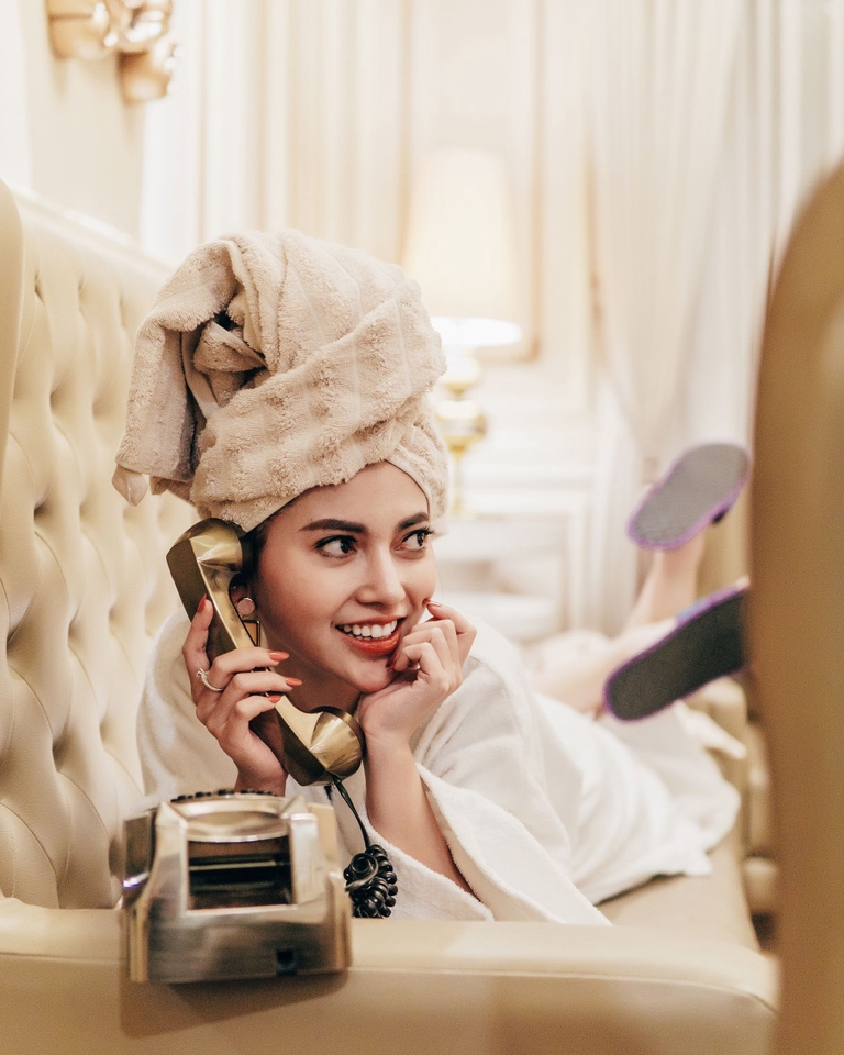 Jasa fotografi wanita cantik dengan konsep spa dan relaxation di hotel mewah.